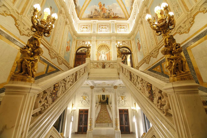 Imagen de las dos escalinatas principales del palacio de Santoña