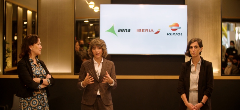 Ana Salazar, Jefa de División de Sostenibilidad de Aena; Teresa Parejo, directora de Sostenibilidad de Iberia; y Berta Cabello, Gerente Senior de Transformación de Refino