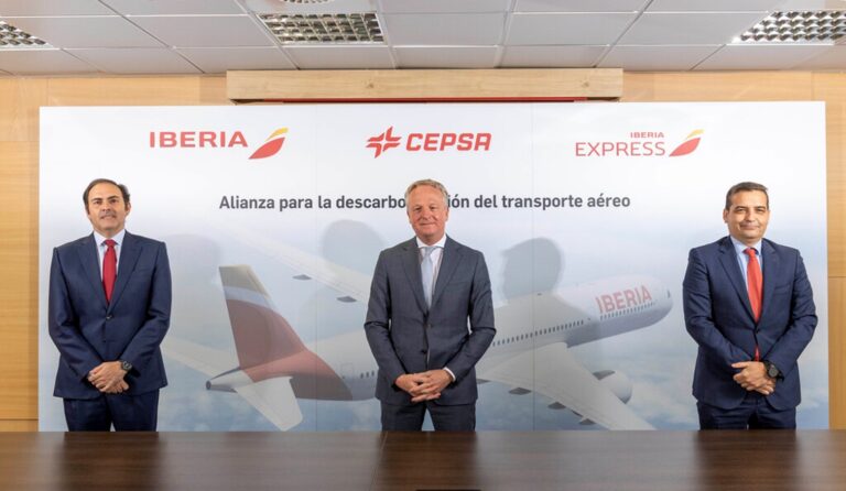 Iberia y Cepsa aliados para avanzar en la descarbonización aérea