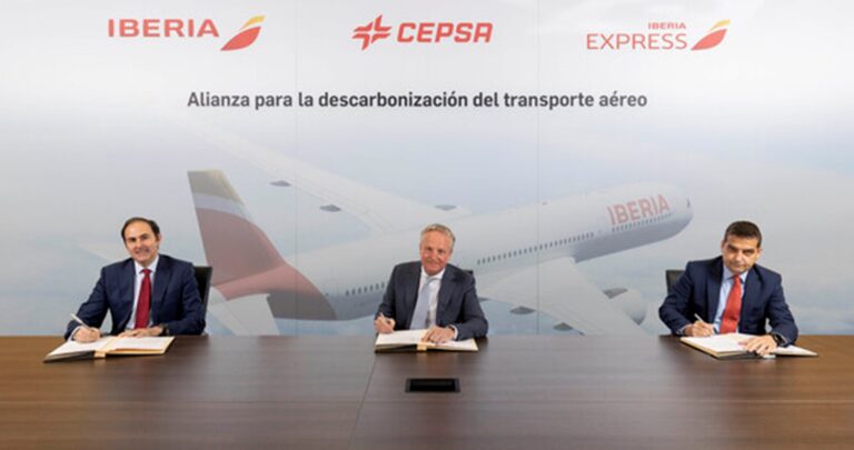 Grupo Iberia y Cepsa aliados firmando el acuerdo