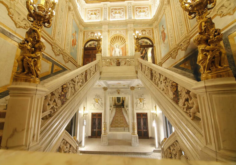 Escaleras del Palacio de Santoña
