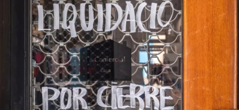 cartel de liquidación por cierre en un establecimiento