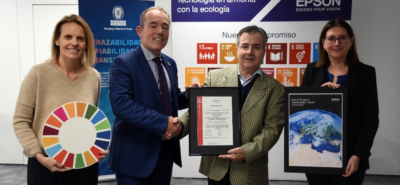 Integrantes epson europe sosteniendo certificado internacional