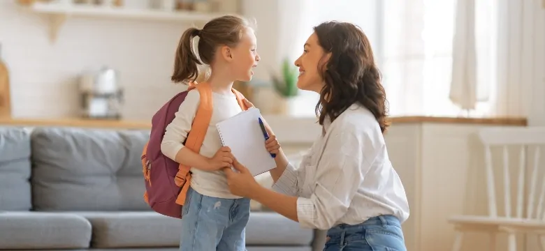 Madre agarrando a su hija sonriendo
