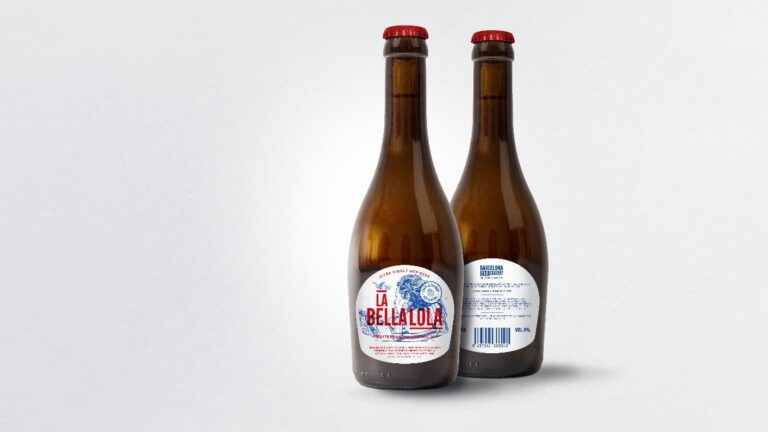 Dos botellas con el nuevo rebranding de La Bella Lola